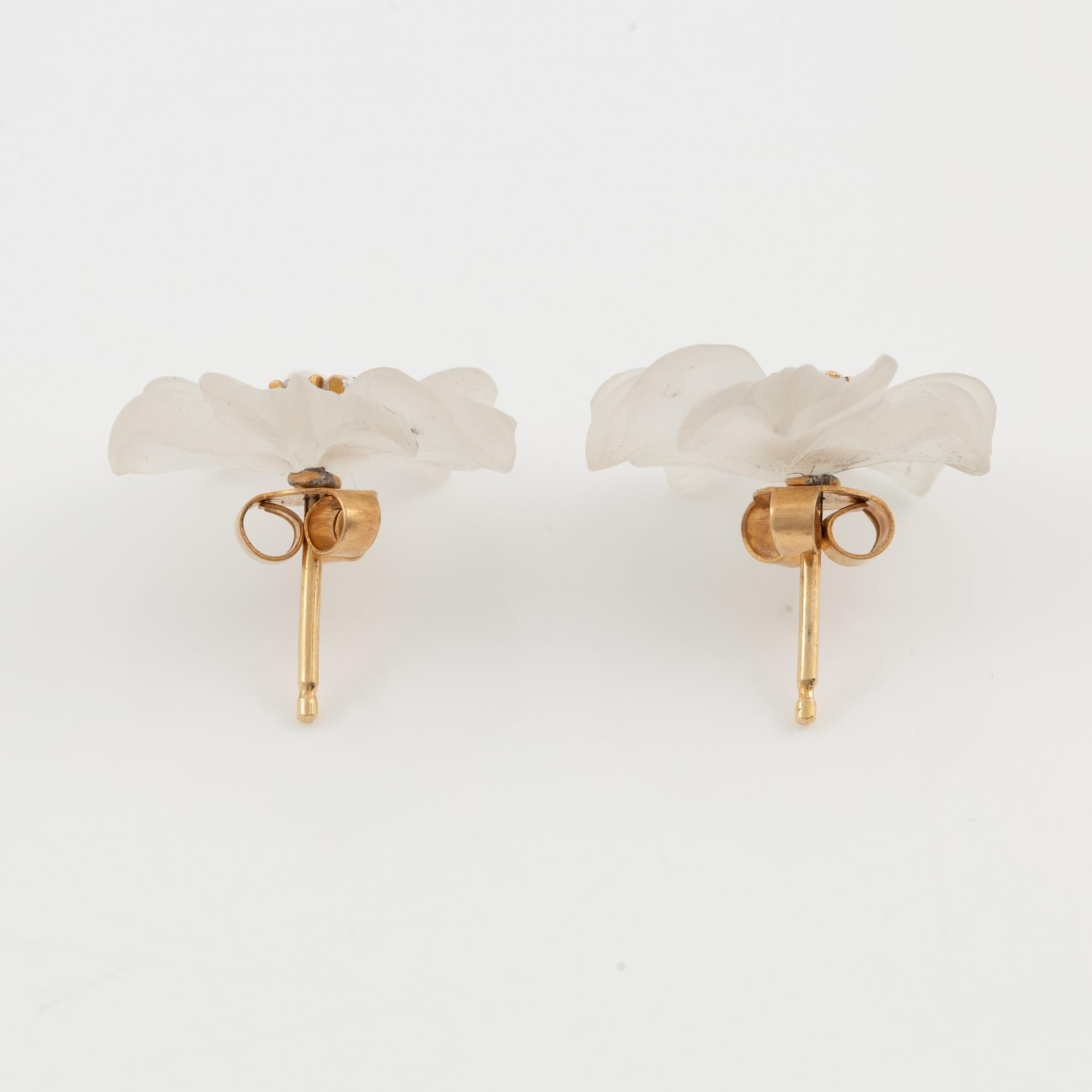 Brooch and earrings, floral, 18K gold with carved rock crystal and rose-cut diamonds.