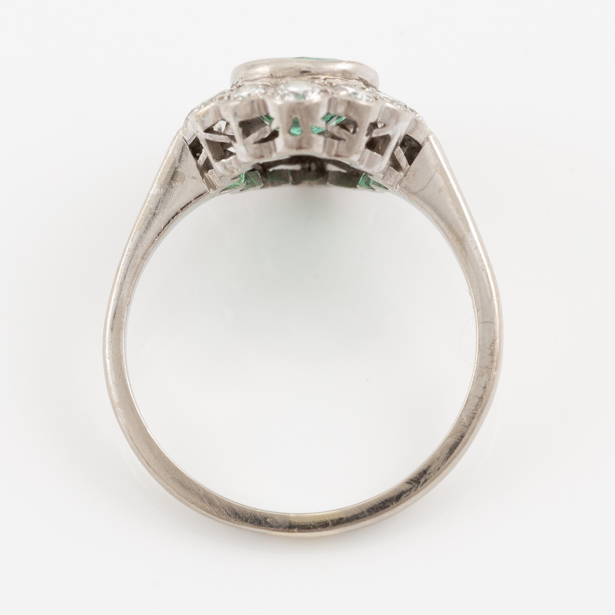Ring 18K white gold with emerald and brilliant-cut diamonds.