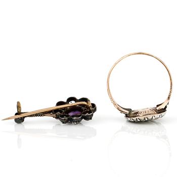RING samt BROSCH, med markasiter, ametist, och vita pastestenar, omkring sekelskiftet 1900.