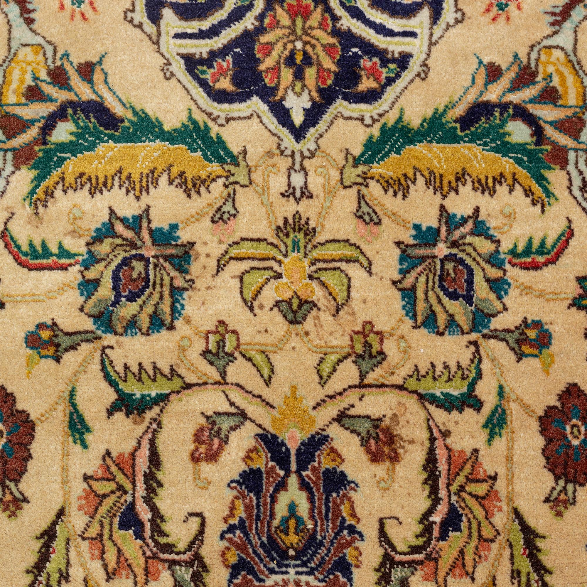 Rug, old Täbris, circa 290 x 194 cm.