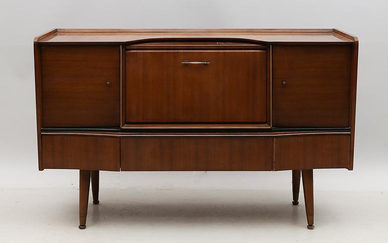 SIDEBOARD, 1900-talets första hälft.