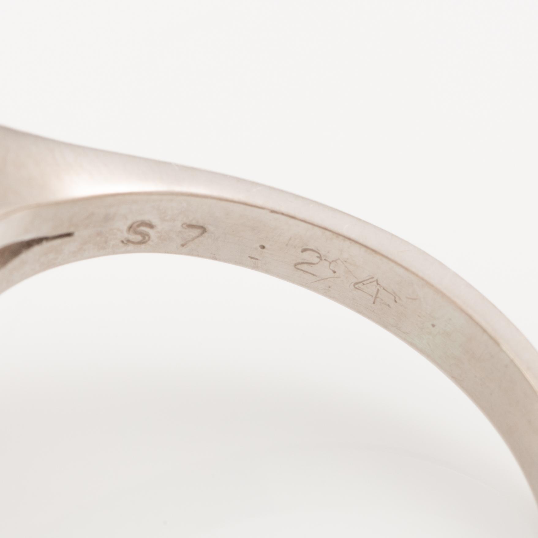 Ring, cocktailring, 18K vitguld med smaragdslipad smaragd och briljantslipade diamanter.