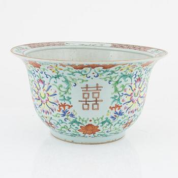 A large famille rose flower pot, late Qing dynasty, 19th Century.