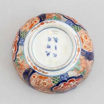 A set of two flower shaped Japanese imari bowls, Meiji period (1868-1912).