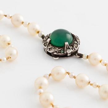 Pearl necklace, with cultured pearls, clasp in silver with a cabochon-cut green stone.