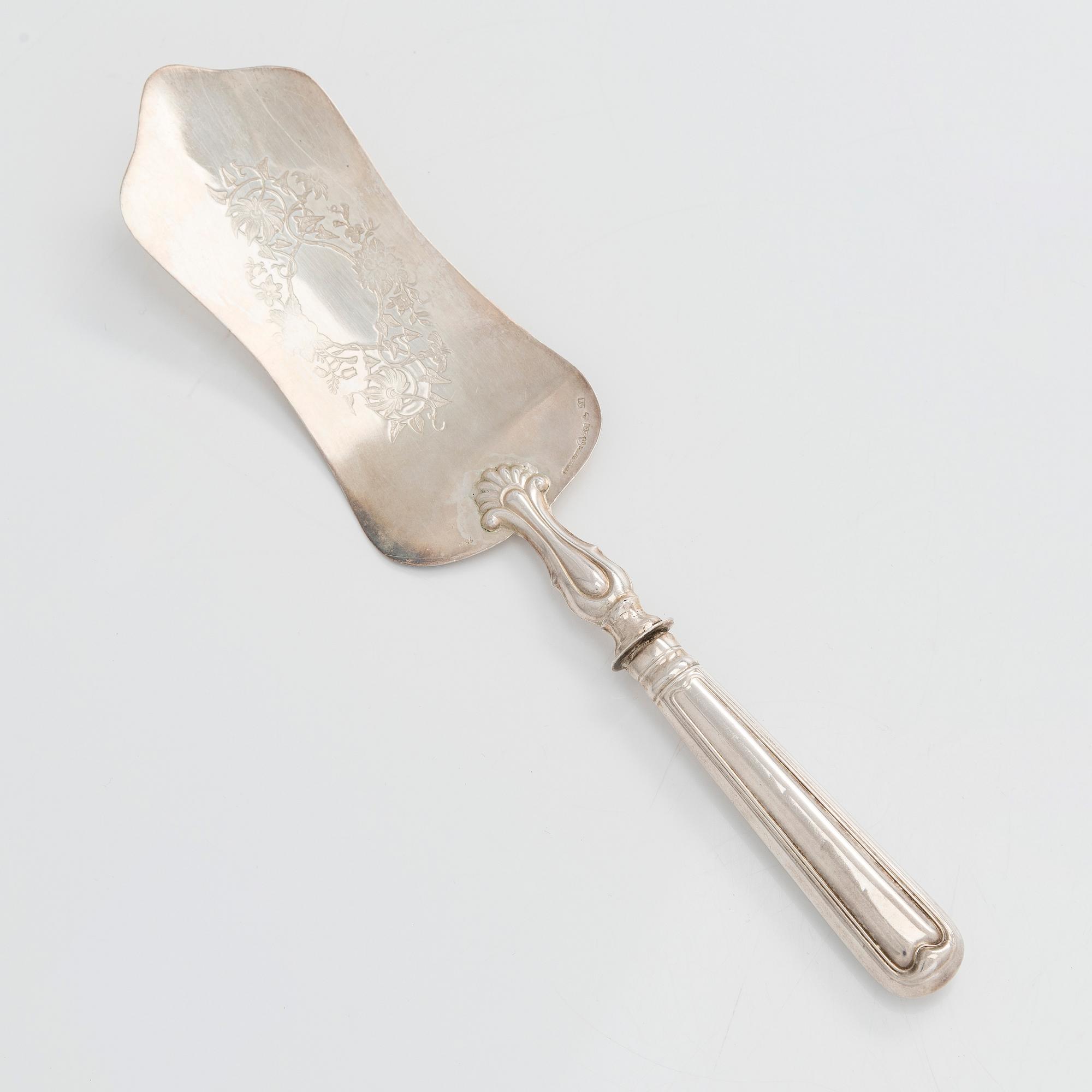 A silver cake server, and a silver platter, silver, J. E. Fagerroos, Helsinki 1874 and Kultakeskus, Hämeenlinna 1956.