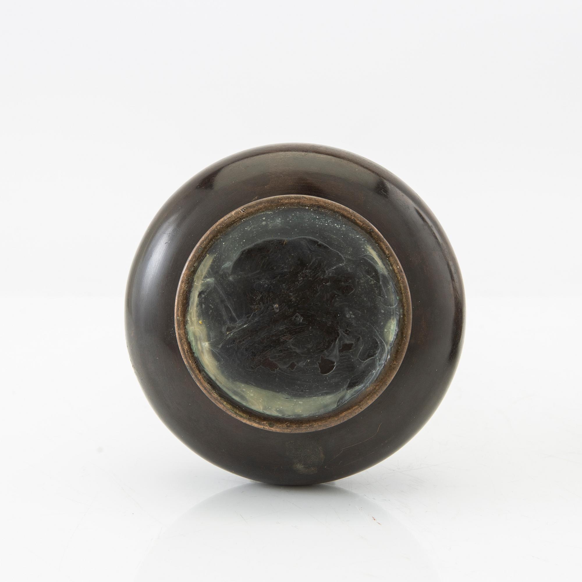 Vases, a pair of Japanese bronze from the first half of the 20th century.