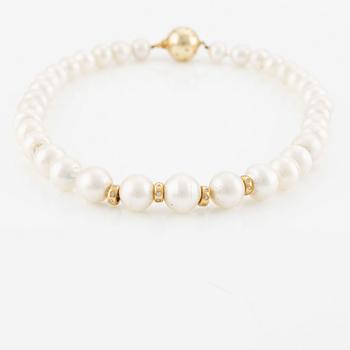 Necklace, South Sea pearls, with a 14K gold clasp set with small diamonds.