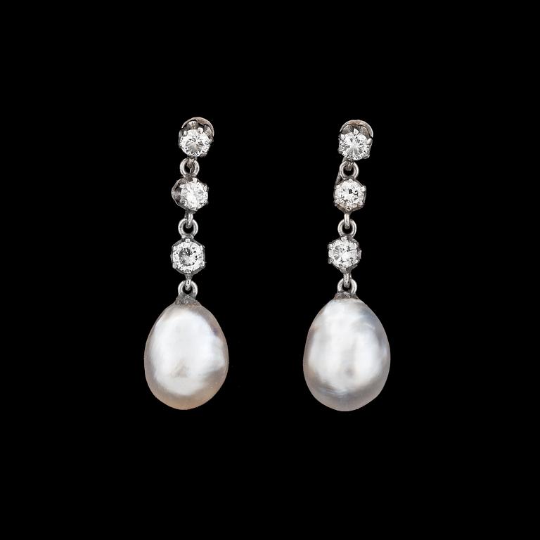 A pair of diamond and natural pearl earrings, app. 8,6 mm.