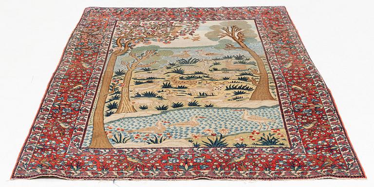 An antique/semi-antique pictoral Kashan rug, ca 215 x 140-144 cm.