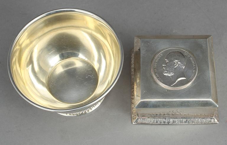 SKÅL samt ASK, silver, bla C G Hallberg, Stockholm, 1897 resp 1922. Tot vikt 335 gram.