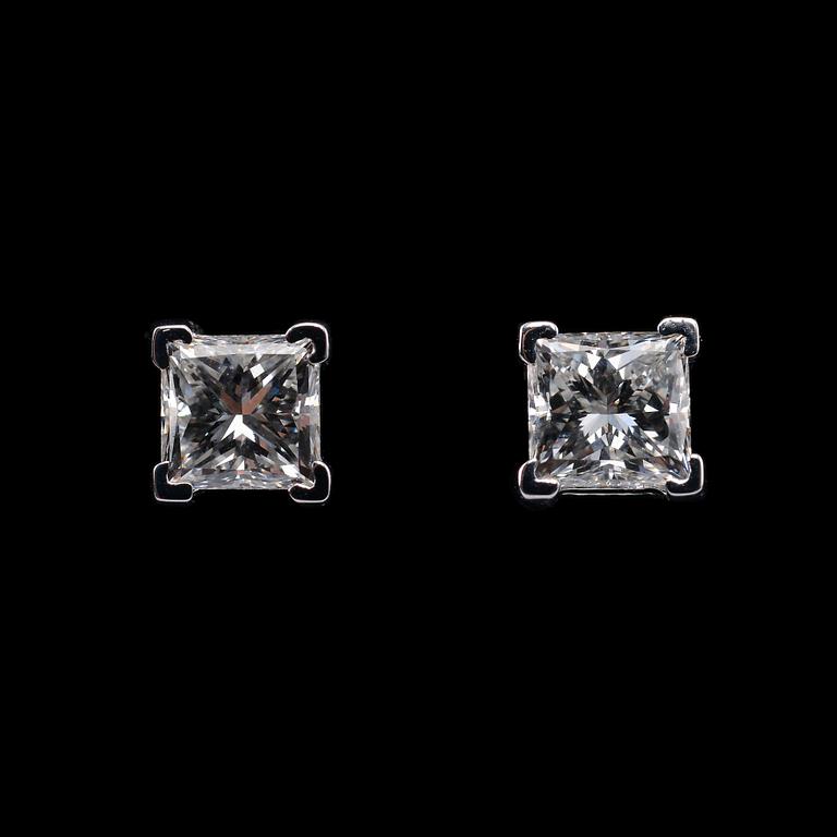 A PAIR OF EARRINGS, princess cut diamonds 1.40 ct. F/vvs 1-2. Laser marked with ID no. GIA certificate.