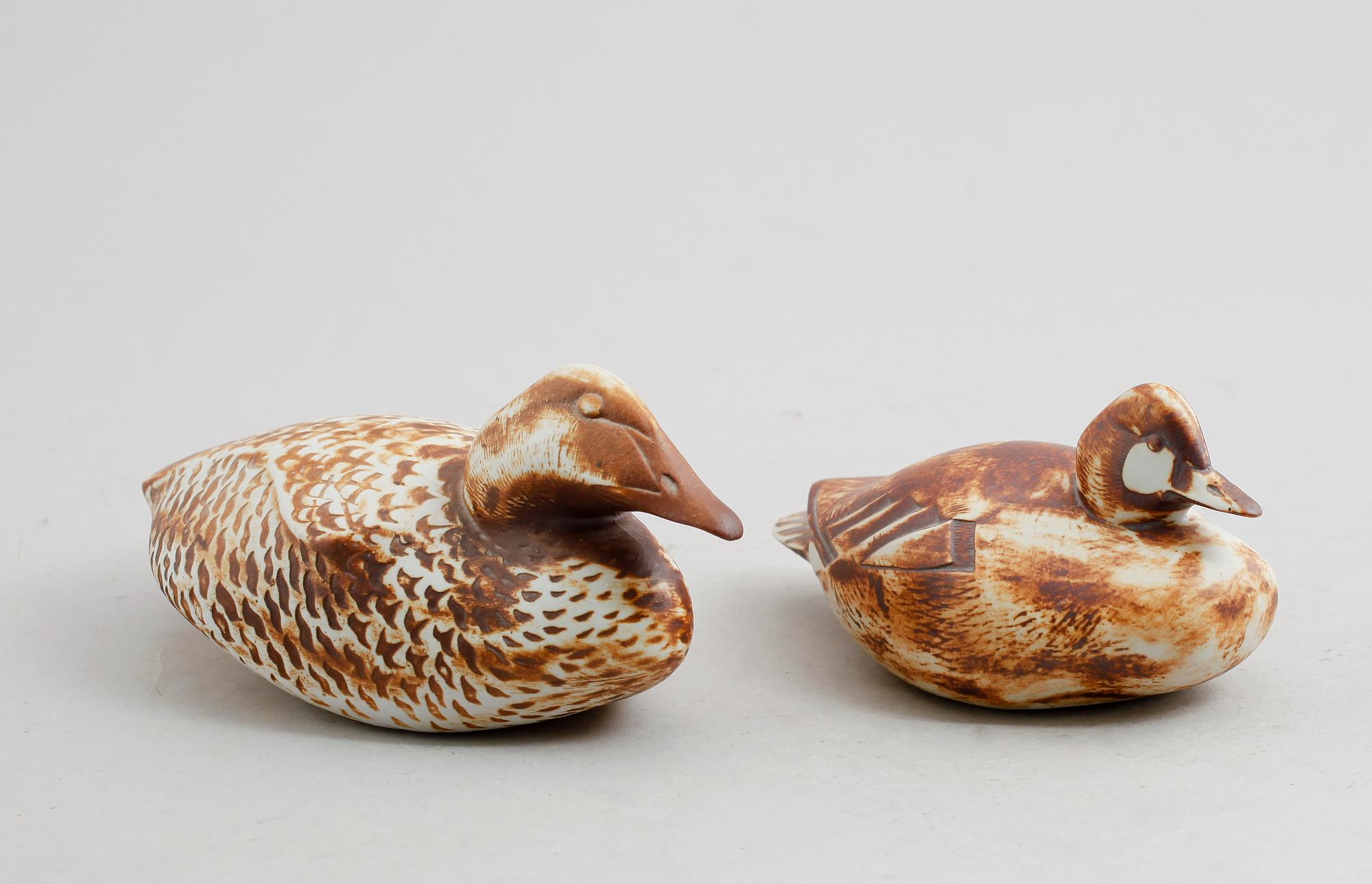 FIGURER, 2 st, stengods, Paul Hoff, Gustavsberg, 1900-talets andra hälft.