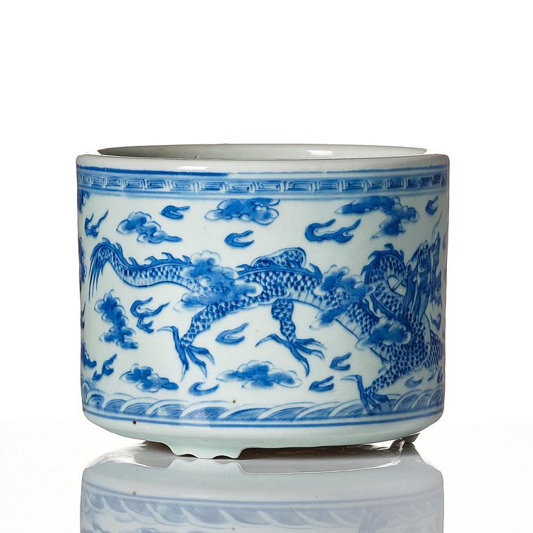 A blue and white four clawed dragon censer, Qing dynasty, 19th Century.