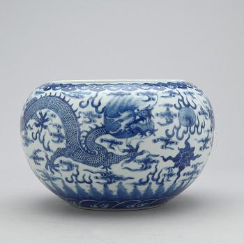 KRUKA, porslin, Kangxistil, Kina troligen 1800/1900-tal.