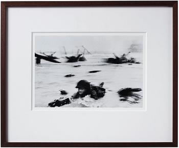 Robert Capa, "American troops landing on Omaha Beach, D-Day", 1944.
