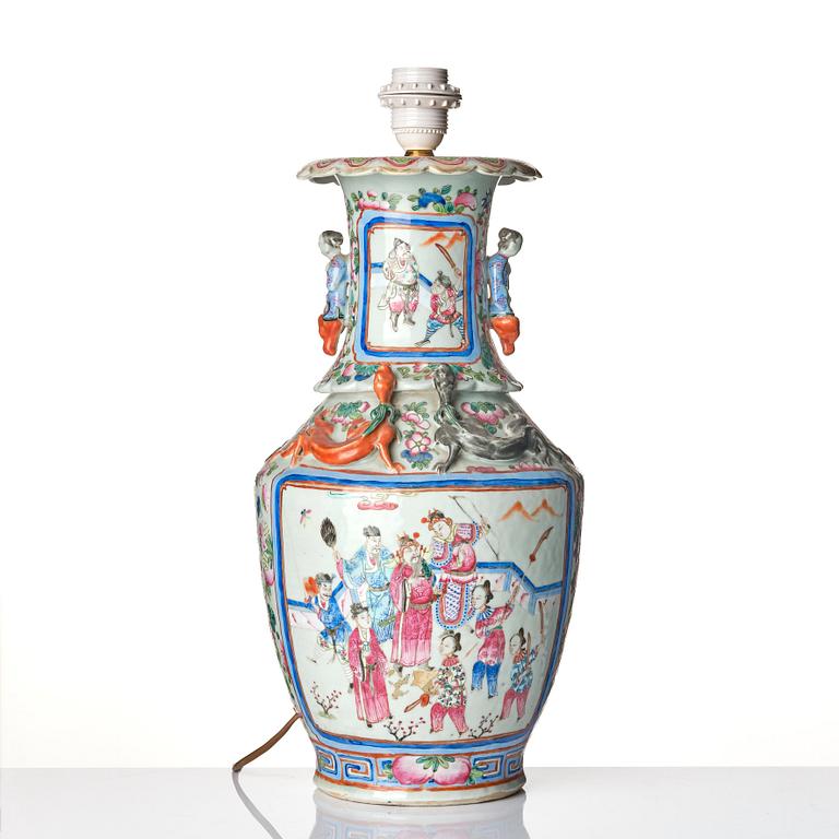 Vas, porslin. Qingdynastin, 1800-tal.