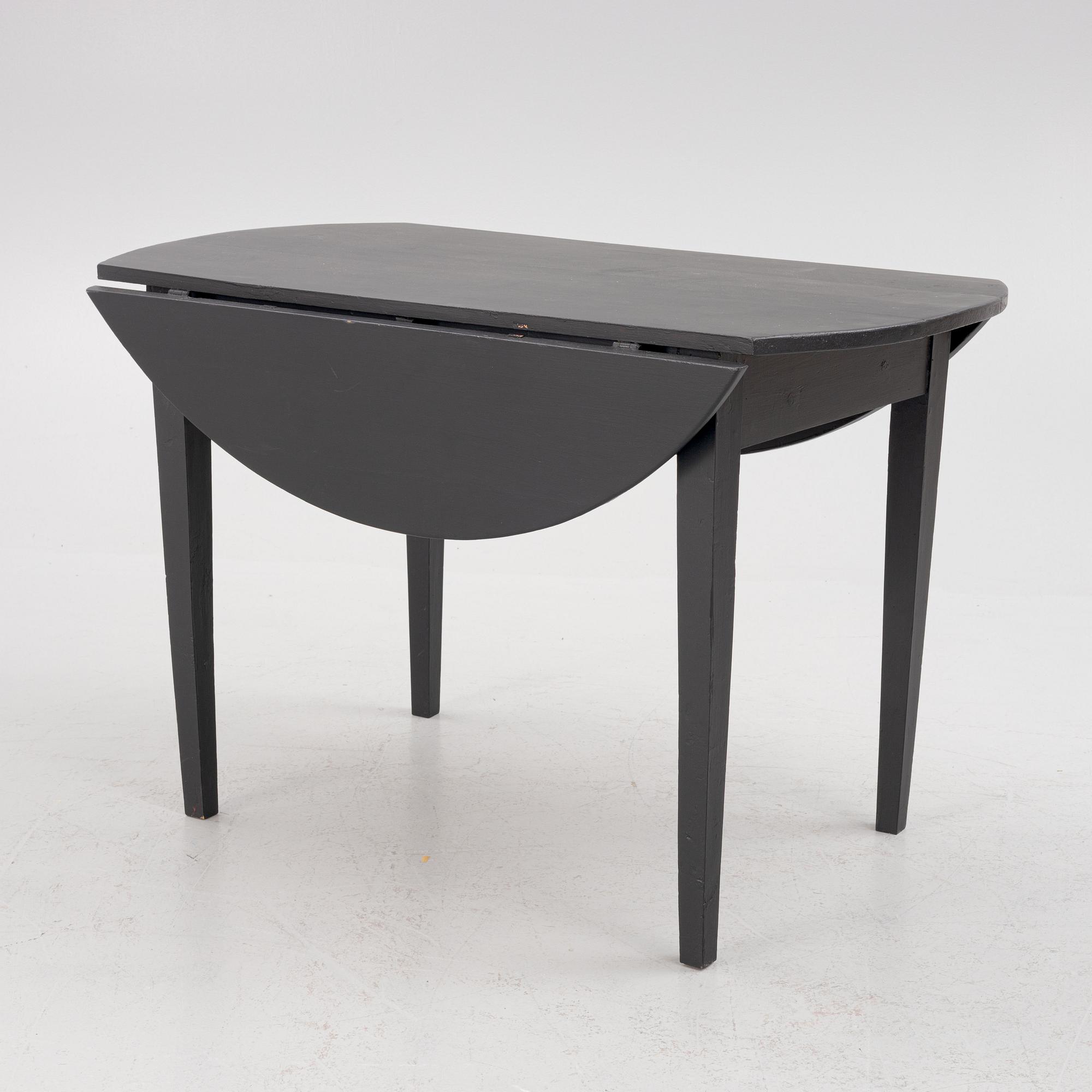 A drop-leaf table, early 20th Century.