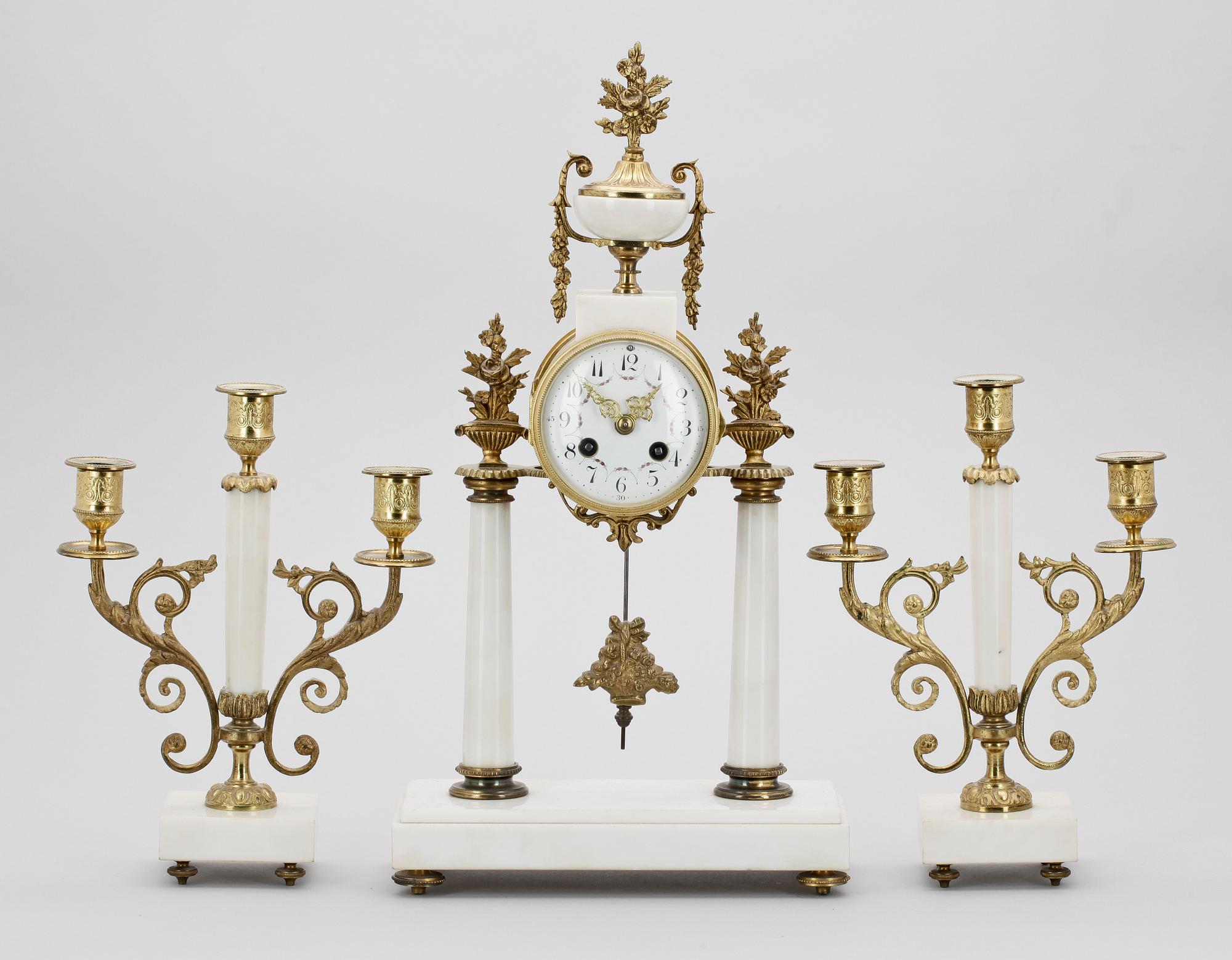 GARNITYR, 3 delar, mässing, alabaster, Louis XVI-stil, tidigt 1900-tal.