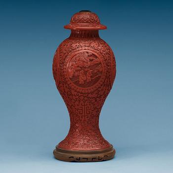 1582. A Chinese red lacquered vase with cover, 20th Century.