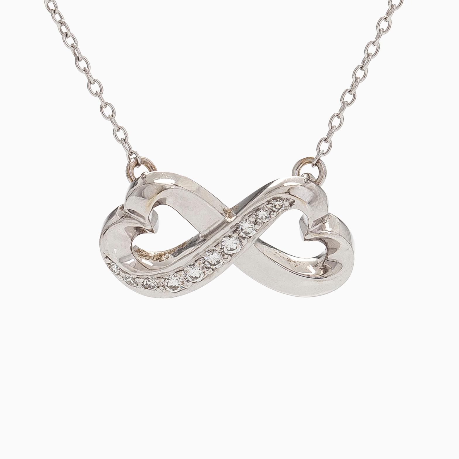 Tiffany & Co, Paloma Picasso, kaulakoru, "Double Loving Heart", 18K valkokultaa ja briljanttihiottuja timantteja.