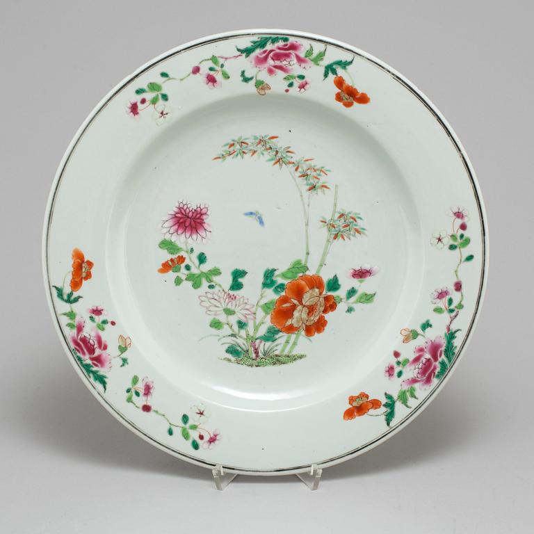 A famille rose export porcelain serving dish, Qing dynasty, Qianlong (1736-95).