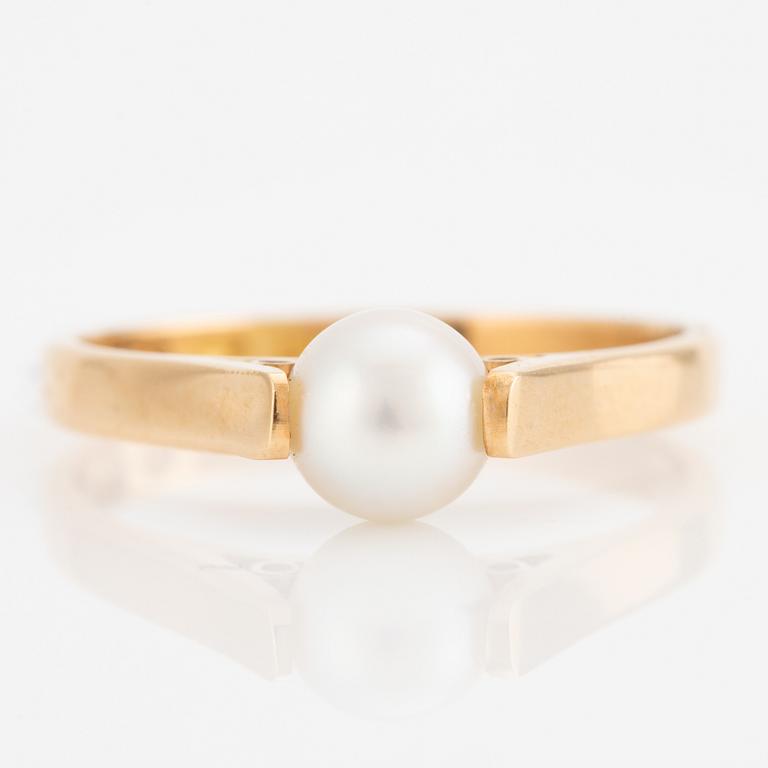 Ring 18K gold with cultured pearl.