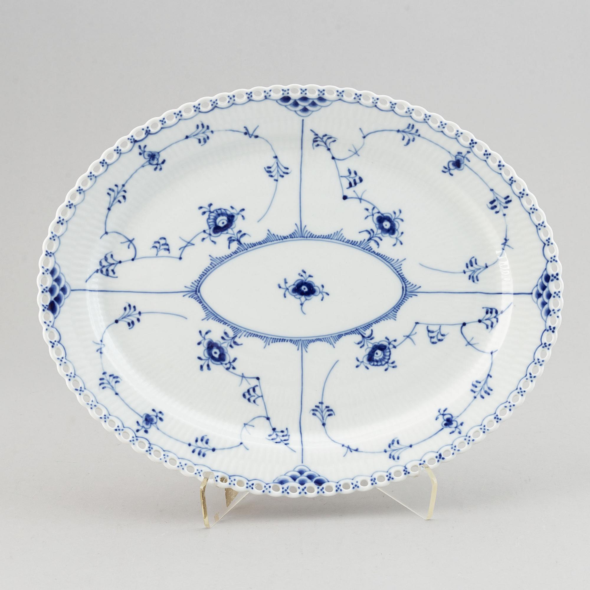 Royal Copenhagen,  a '1148' 'Musselmalet Full Lace' porcelain serving plate, Denmark.