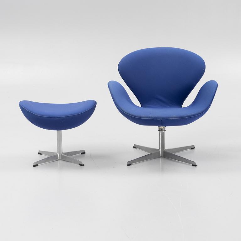 Arne Jacobsen, fåtölj med fotpall,  "Svanen", Fritz Hansen, Danmark, 1971.