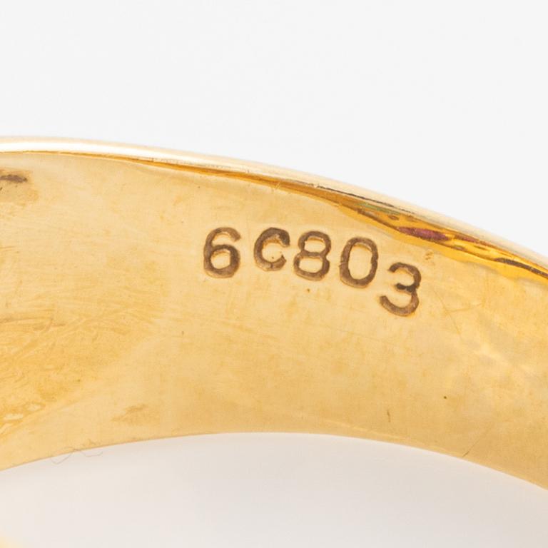 Ring, med briljantslipade diamanter, smaragder, rubiner och safirer.