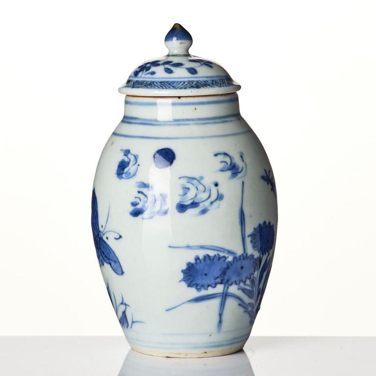 A blue and white jar, and a dish Tianqi/Chongzhen, mid 17th century.