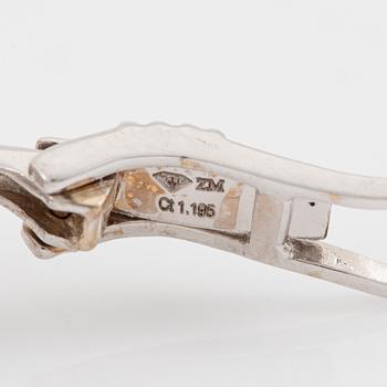 Örhängen, 18K vitguld med briljantslipade diamanter.