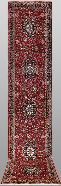 A Keshan runner carpet, 587 x 95 cm.