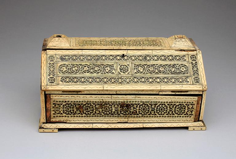 SKRIN (urspr lådspegel), snidat ben, trol Archangelsk 1700/1800-tal.