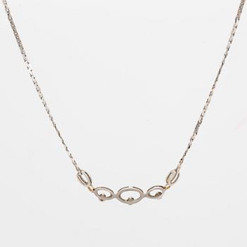 Collier, 18K vitguld med 3 mindre briljantslipade diamanter .