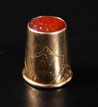 FINGERBORG, 18K guld med karneol. 1920.