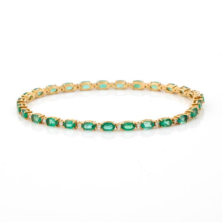 Bracelet 18K gold with emeralds and brilliant-cut diamonds.