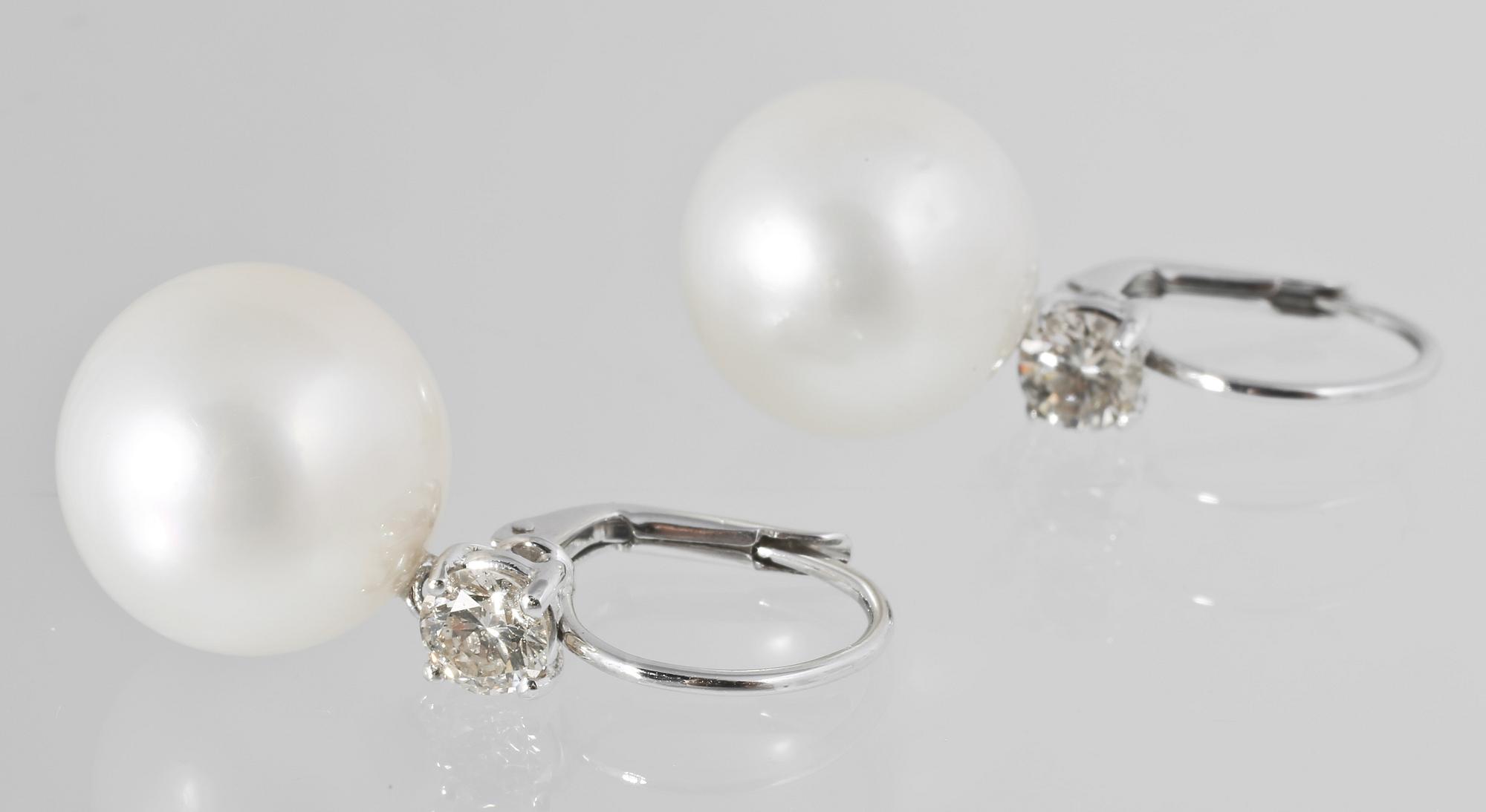 ÖRHÄNGEN, 18K vitguld med briljantslipade diamanter 0.96 ct samt odlade South Sea pärlor. Vikt 10,9 gram.