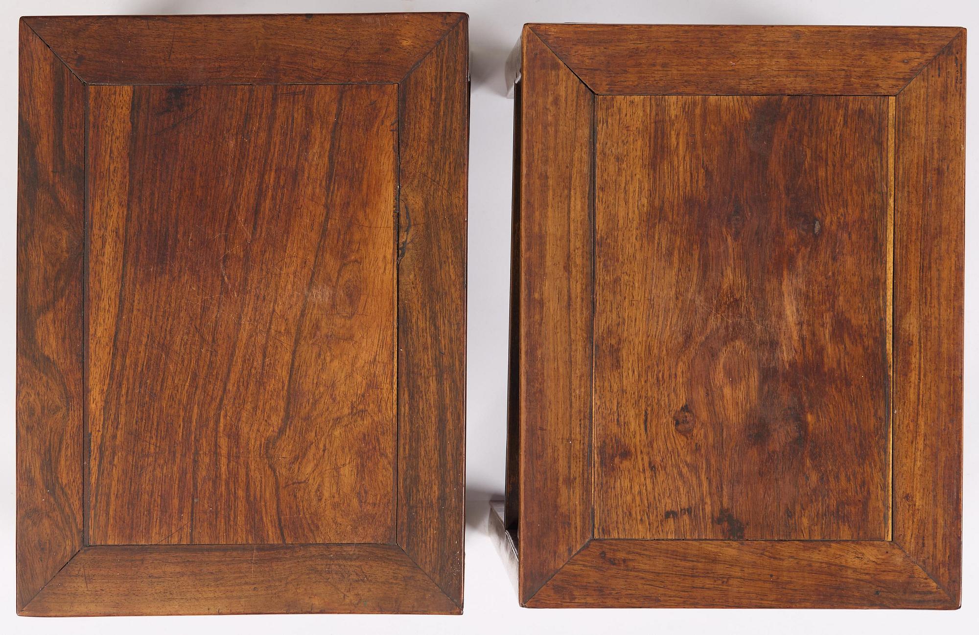 A set of two Chinese hardwood stands/tables, late Qing dynasty.