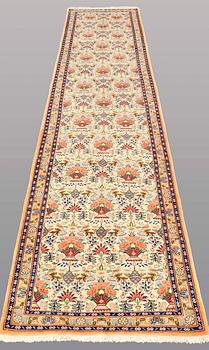 GALLERIMATTA, Figural Ghom part silk, ca 410 x 88 cm.