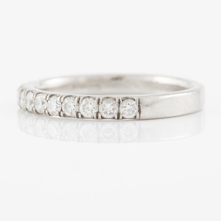 Ring, alliansring, platina med briljantslipade diamanter.