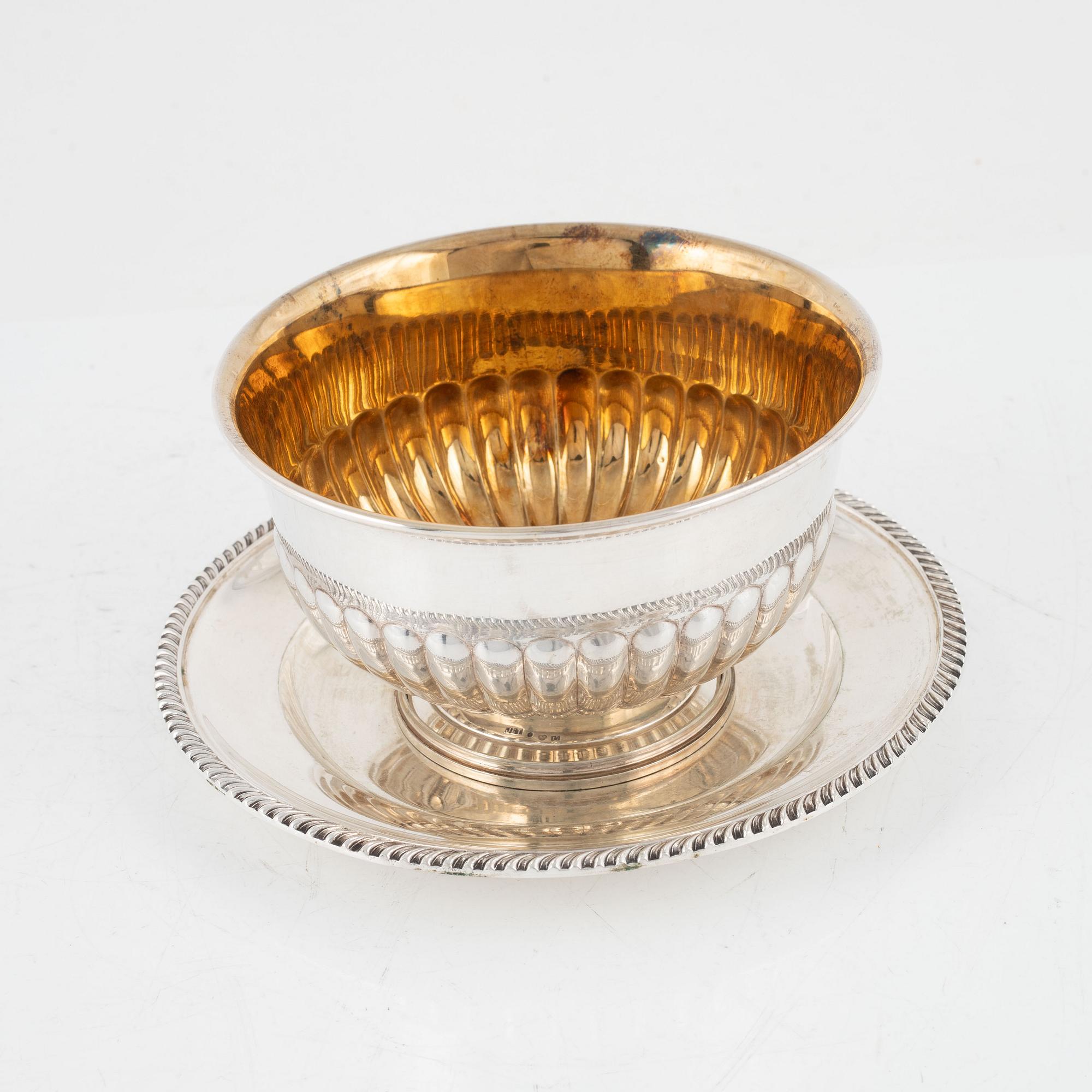 Jakob Engelberth Torsk, såsskål med fat, silver, Stockholm 1911.