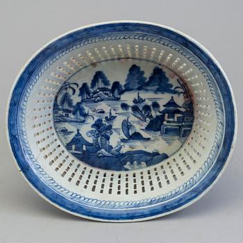 GALLERKORG med FAT, kompaniporslin. Qingdynastin, Jiaqing (1796-1820).