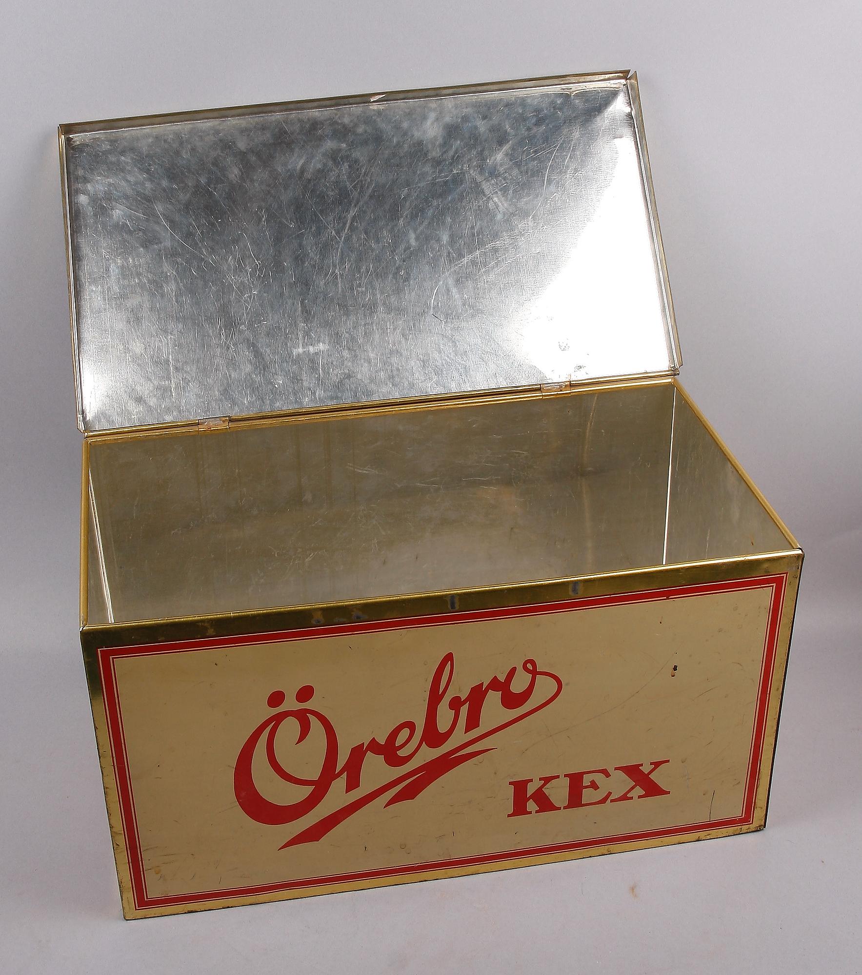 PLÅTBURKAR 5 st samt SKYLT. 1900-tal.