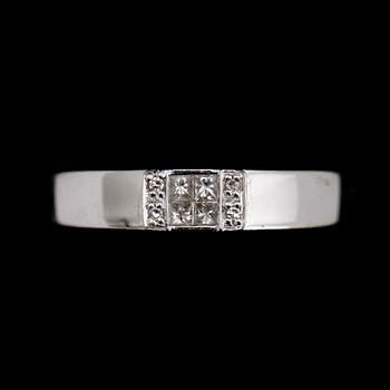 RING, 18 k vitguld, med 8 briljanter. Tot vikt 3 g.
