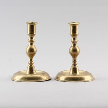 LJUSSTAKAR, 1 par, mässing, barock, 1700-tal, möjligen Naestved, Danmark.