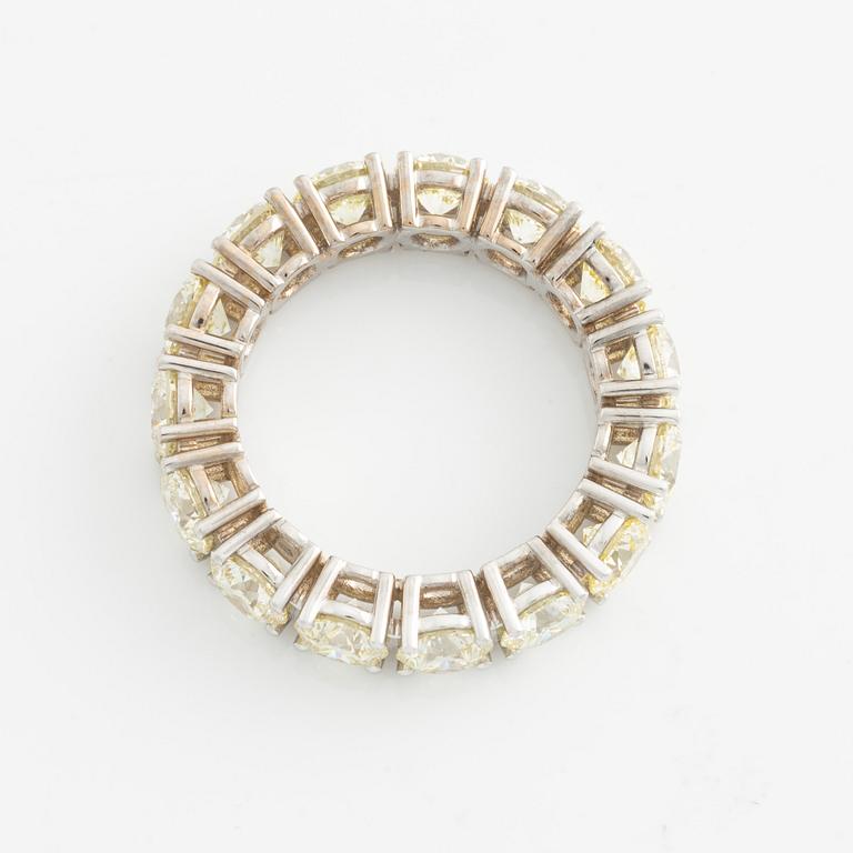 Ring helallians med gula briljantslipade diamanter.