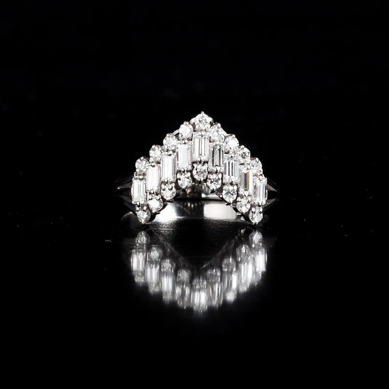 RING, platina, baguette- och briljantslipade diamanter tot. 0,70 ct. Vikt 5,3 g.