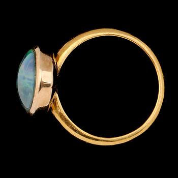 RING, 23K guld och opal, svenska stämplar, 1941. Total vikt ca 8 g.