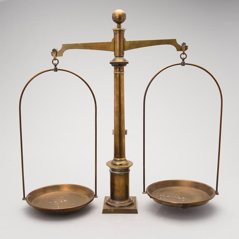 An early 20th Century Pharmacy balance scale in brass from Germany.